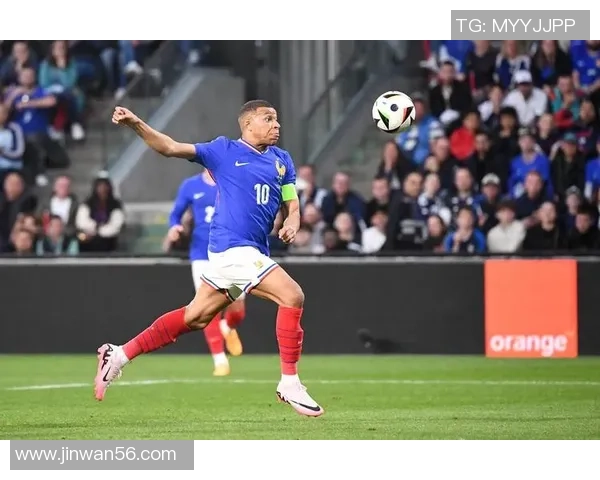 《天下足球追球星特辑：揭示足坛巨星背后的故事与传奇人生》